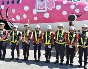 「男性職場」イメージ変えたい　飛行機の誘導、荷物積み降ろし　全て女性で　JALスカイエアポート