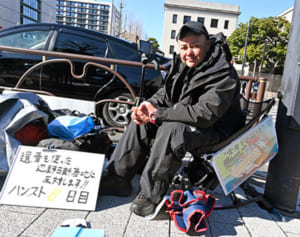 官邸前で土砂採取抗議　宜野湾出身・金武さん　ハンストで訴え