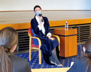 知花くららさん「本土より世界に近い」沖縄の学生にエール　外務省イベント