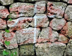 国指定史跡にまた落書き　白い塗料で「生」の字　那覇・末吉宮跡