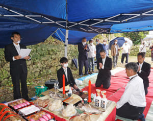 歴代国王供養と首里城復興願う　玉陵と本覺山陵で御清明