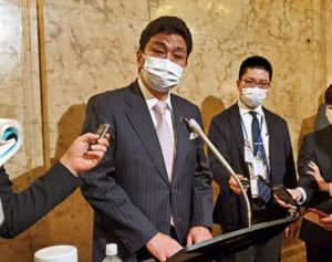 岸防衛相、辺野古土砂「本島南部除外」言及せず　遺骨扱いは「契約時に」