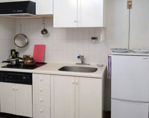 3人家族だけど冷蔵庫は1人用…4千万円貯めたミニマリスト