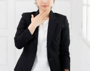 飲み込む力をセルフチェック、鍛えるポイントは“のどぼとけ”