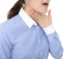 飲み込む力の低下が招く意外な症状　痰がたまる、声が変わった