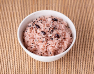 3.11の給食に赤飯は不謹慎？「過剰反応」「別問題」との異論も