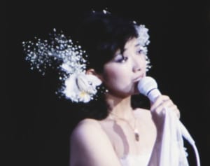 山口百恵「バッサリ切って」挙式翌日に見せた“結婚への覚悟”