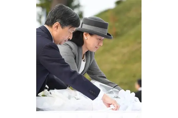 天皇陛下「皇后と共に」と2度も…雅子さまと被災地再訪願う | 女性自身