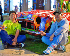 廃車のミニクーパーに描いたのは　HAYATO MACHIDAさんがライブペイント