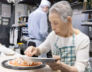 豊洲で腕ふるう95歳のピザ焼きばあば「具材は採算度外視で！」