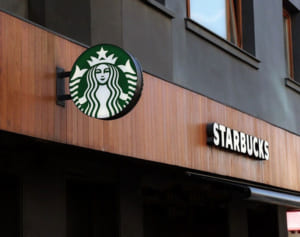 スタバのトイレで生まれた子供が分娩助けたバリスタに再会