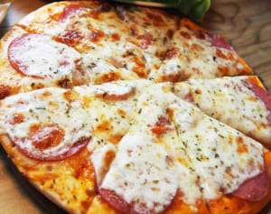 「側面にトッピングない」ピザ屋で銃を突きつけた男を逮捕