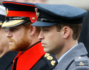 「ウィリアムとハリー並ばずに」フィリップ王配葬儀で女王指示