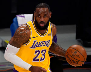 NBAスーパースター、警官への暴力あおるツイートで大炎上