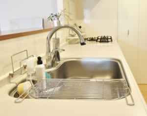 開運アドバイザーがすすめる「洗剤なしの台所掃除」で金運UP！