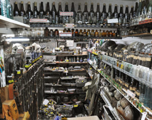 茶碗、軍刀…遺留品10万点　「戦の記憶」引き取り先募る　遺骨収集の国吉さん