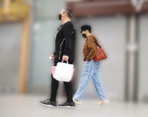 夏木マリの徹底したコロナ防備姿 首には1万4千円除菌脱臭機