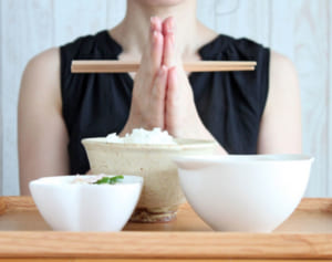 認知症を遠ざけるご飯の食べ方 両手を使う＆噛む歯を変える