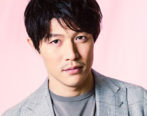 鈴木亮平が恋愛観を赤裸々に「旅先で始まる恋が理想です」