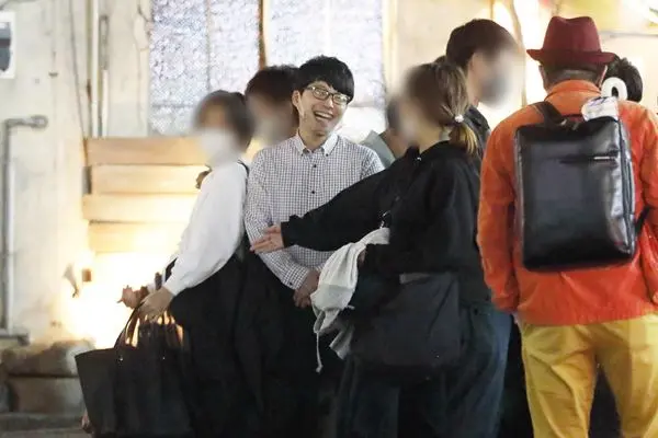 新垣結衣と星野源 ドラマが現実に！逃げ恥SPの婚前ラブラブ現場 | 女性自身