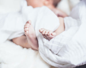 14歳の母、産んだ赤ちゃんを飲食店の客に預け立ち去る