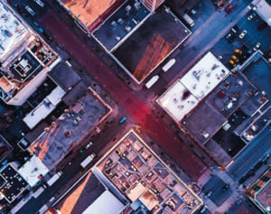 屋上パーティで隣のビルに飛び移ろうと…女性が落下し死亡