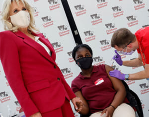 ワクチン接種が進む米、関連グッズやサービスに賛否両論