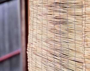 室外機に「すだれ」で電気代節約！100均グッズで固定費を節約