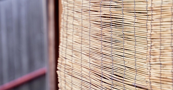 室外機に すだれ で電気代節約 100均グッズで固定費を節約 女性自身