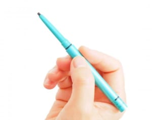 ドライアイ引き起こすアイメーク ライナーはペンシル選んで