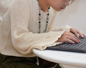 血行促進、固まった筋肉をやわらげる“逆ストレッチ”