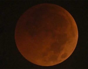 沖縄では雲間に見える？　今夜スーパームーンで皆既月食
