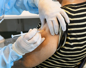 「つながらない」…コロナワクチン予約で混乱　名護・与那原