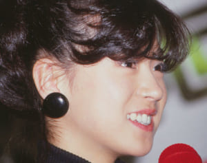 表情豊かに…中森明菜デビュー40年目の本誌激レア写真