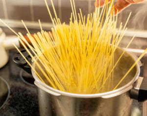 高血圧招きやすい食事習慣「麺を茹でる時に塩ひとつまみ」