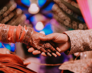 結婚式で花嫁が急死！妹が身代わりとなり式続行