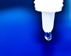 目薬で友人を毒殺、遺言書も偽造した女がついに起訴