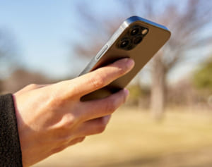 ネットヘイト訴訟に勝訴した18歳「今も母は防刃ベストを着て」