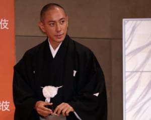 海老蔵　デート報道に擁護多数も　女性へ札束手渡しに広がる動揺