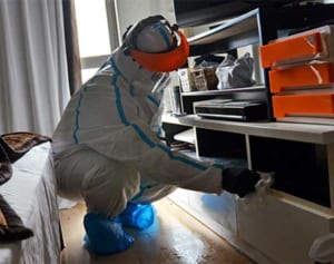 遺品にワクチン接種券…コロナ禍、孤独死増加か　現場に同行