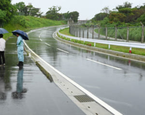 そのガードレールは誰を守る？　歩道側にはないのに基地側にあるのはなぜ？