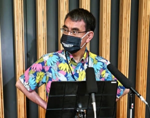 河野氏「着心地いい」　ワクチン接種後にかりゆし姿披露