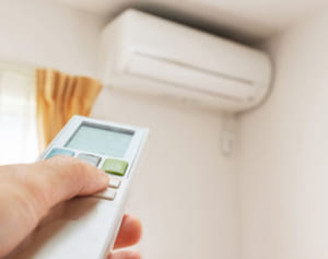 エアコンの臭いを防ぐ掃除法 電源切る前の送風運転を習慣に！