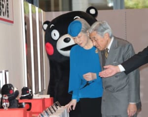 くまモンが美智子さまの一言にタジタジ…皇族方とマスコットの対面集