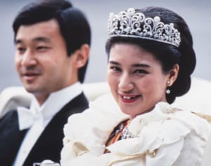 【ご成婚28周年】雅子さまは目頭を…両陛下の新婚写真コレクション