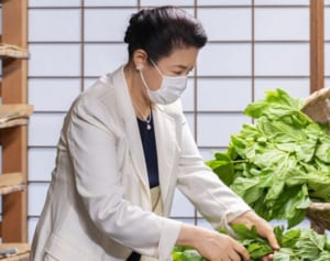 雅子さま伝統行事のご養蚕に緊張の面持ちで