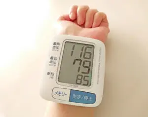 耳の裏のツボを1日3回刺激して「高血圧」予防を期待