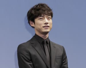 坂口健太郎　会えば必ずハグ…母親ファーストに秘めた父の死