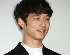 坂口健太郎『モネ』ツンデレ演技が好評！現場ではムードメーカーも