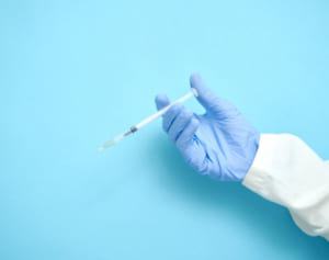 解熱剤、氷のう…「ワクチン副反応」に医師が実践した対処法